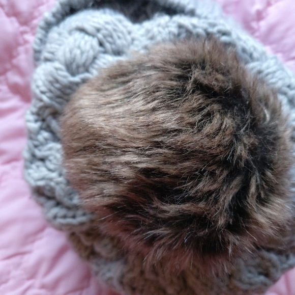 Cable Knit Fleece Lined PomPom Gray Beanie - Picture 4 of 4
